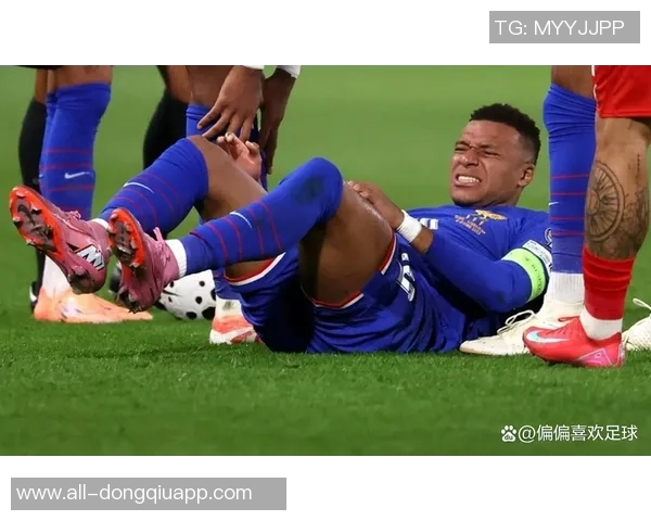 姆巴佩脚踝受伤后仍坚持为国家队出战再度扭伤引发关注